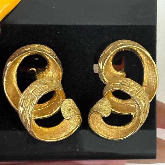 Kramer vintage signed matte gold tone spiral earrings #074 - Picture 5 of 6